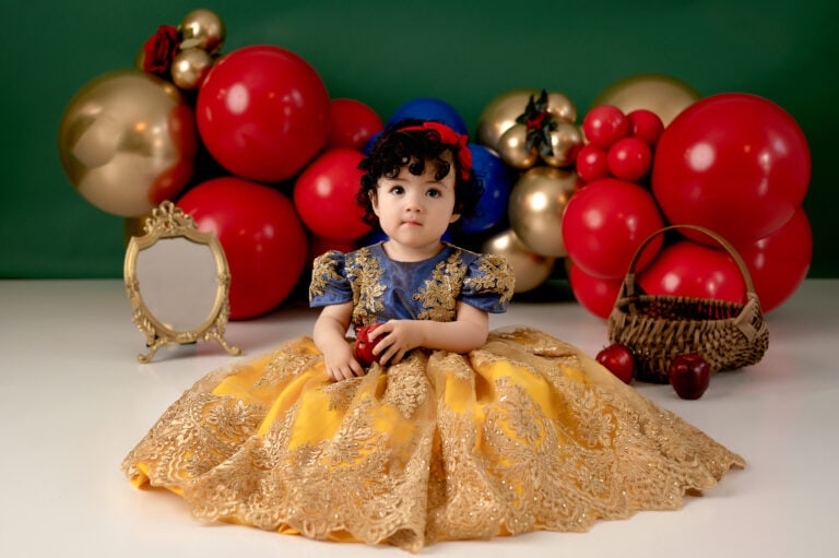 Snow White 1st birthday session in studio. Balloons from Wildflower Events.